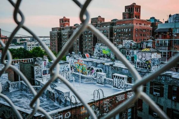 Décoder l'art de rue : Le Graffiti Urbain Expliqué
