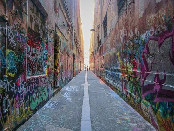 L'histoire captivante du graffiti urbain : de la marginalité à l'art majeur