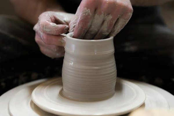 Découvrez l'art intemporel de la poterie artisanale